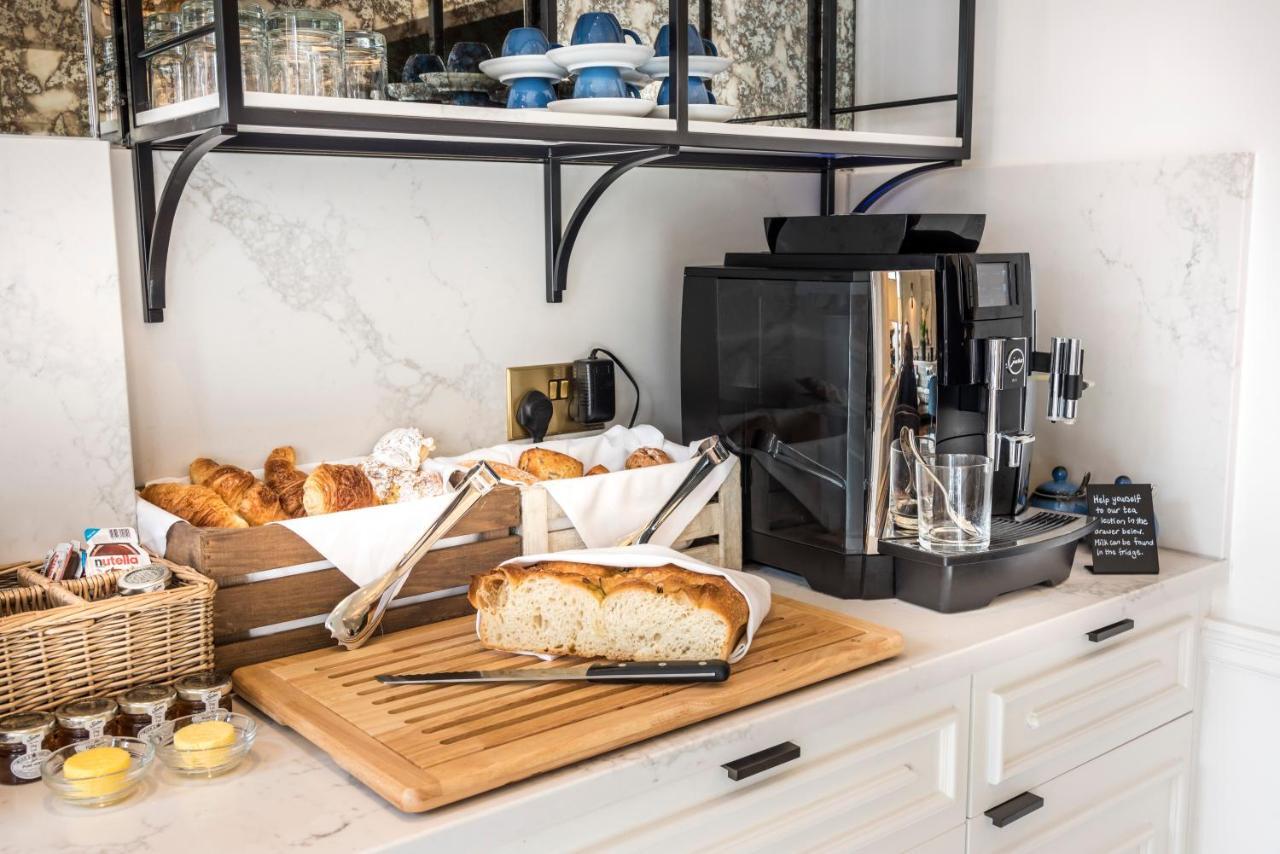 The Capital Hotel, Apartments & Townhouse London Kültér fotó A fully automatic espresso machine