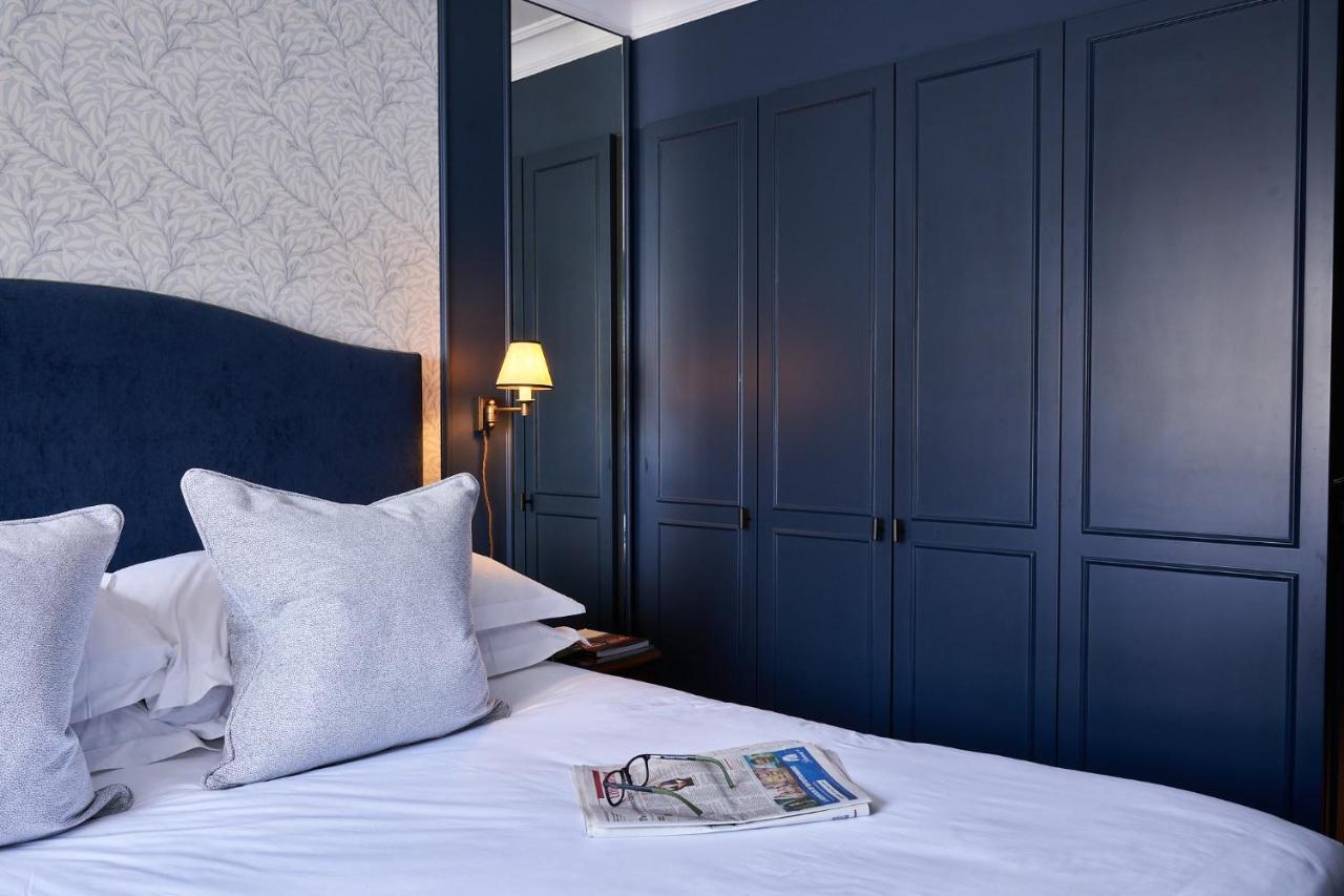 The Capital Hotel, Apartments & Townhouse London Kültér fotó A bedroom at the hotel