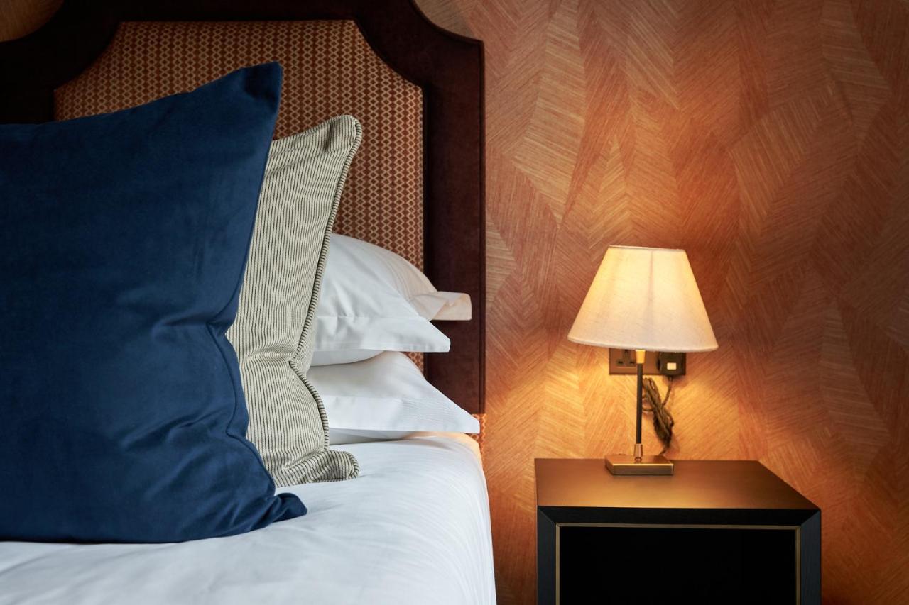 The Capital Hotel, Apartments & Townhouse London Kültér fotó A lamp on a bedside table