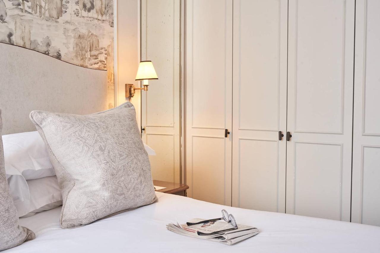 The Capital Hotel, Apartments & Townhouse London Kültér fotó A bedroom at the hotel