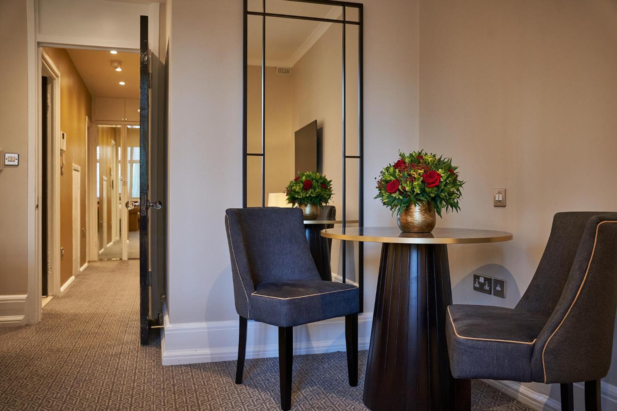 The Capital Hotel, Apartments & Townhouse London Kültér fotó A room at the hotel