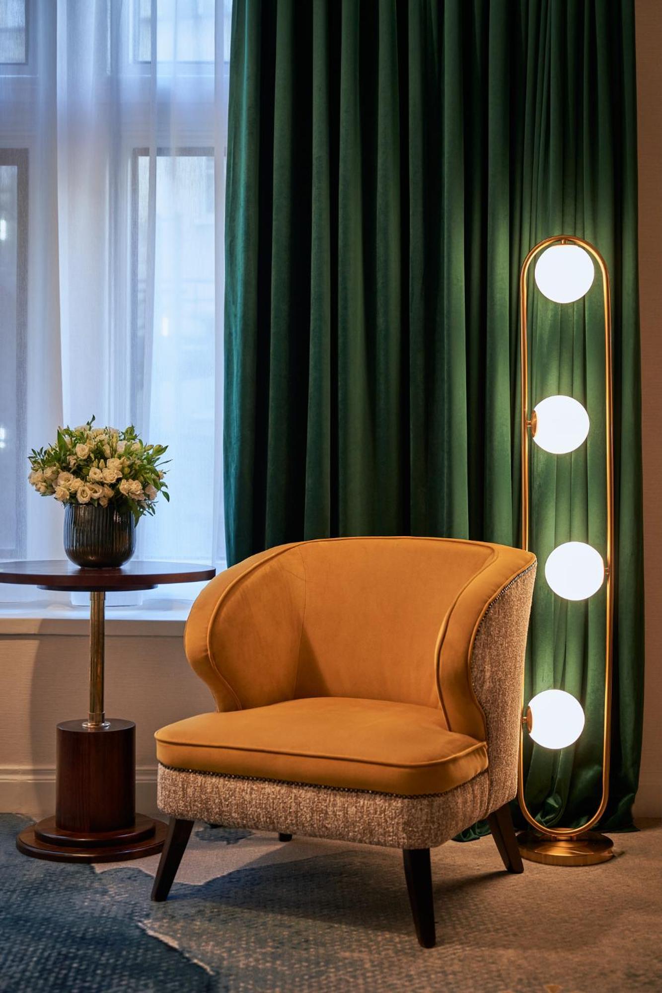 The Capital Hotel, Apartments & Townhouse London Kültér fotó A floor lamp