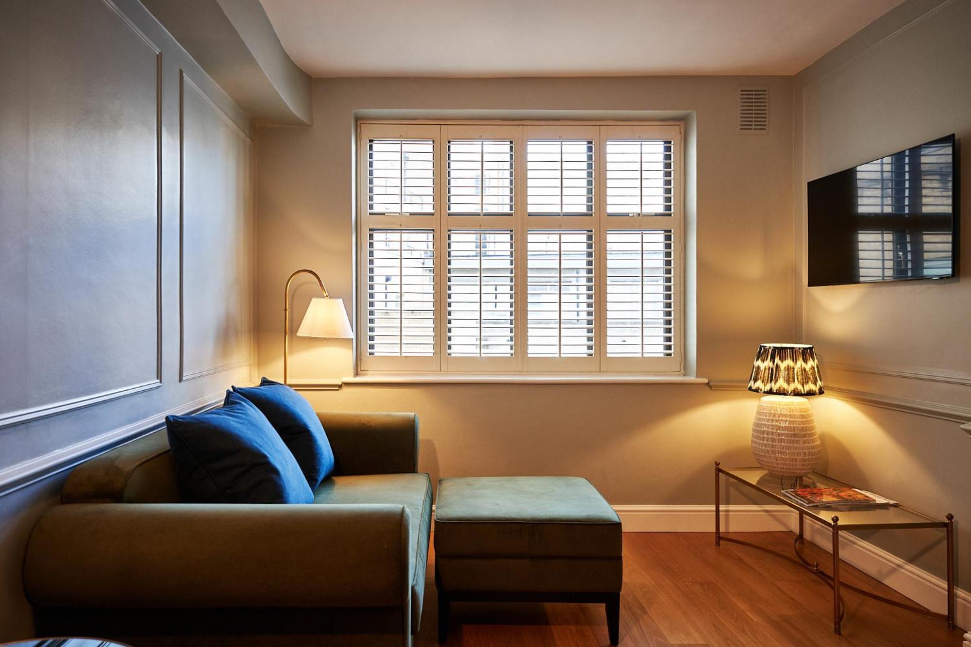 The Capital Hotel, Apartments & Townhouse London Kültér fotó Shutters in a living room